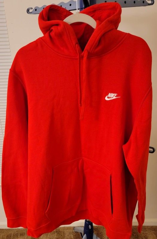 8 BRAND NEW HOODIES (7 NIKE & 1 ADIDAS)