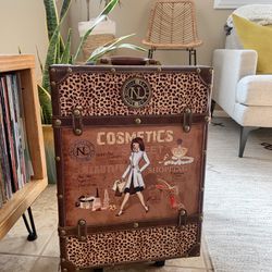 Louis Vuitton Vintage Cosmetic Trunk for Sale in Las Vegas, NV - OfferUp