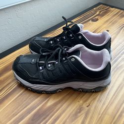 Size 9 Avia Sneakers!
