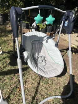 Columpio Greco y silla alta para comer. Los bebés en buenas condiciones, $20 la pieza