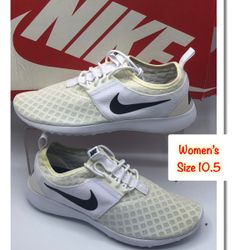 Nike juvenate Women's Performance Sneakers 10.5