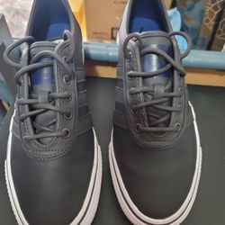 ADIDAS SIZE 8 MANS LIKE NEW