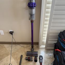 Cordless Dyson Vacuum V-10 Cyclone Animal With Attachments 