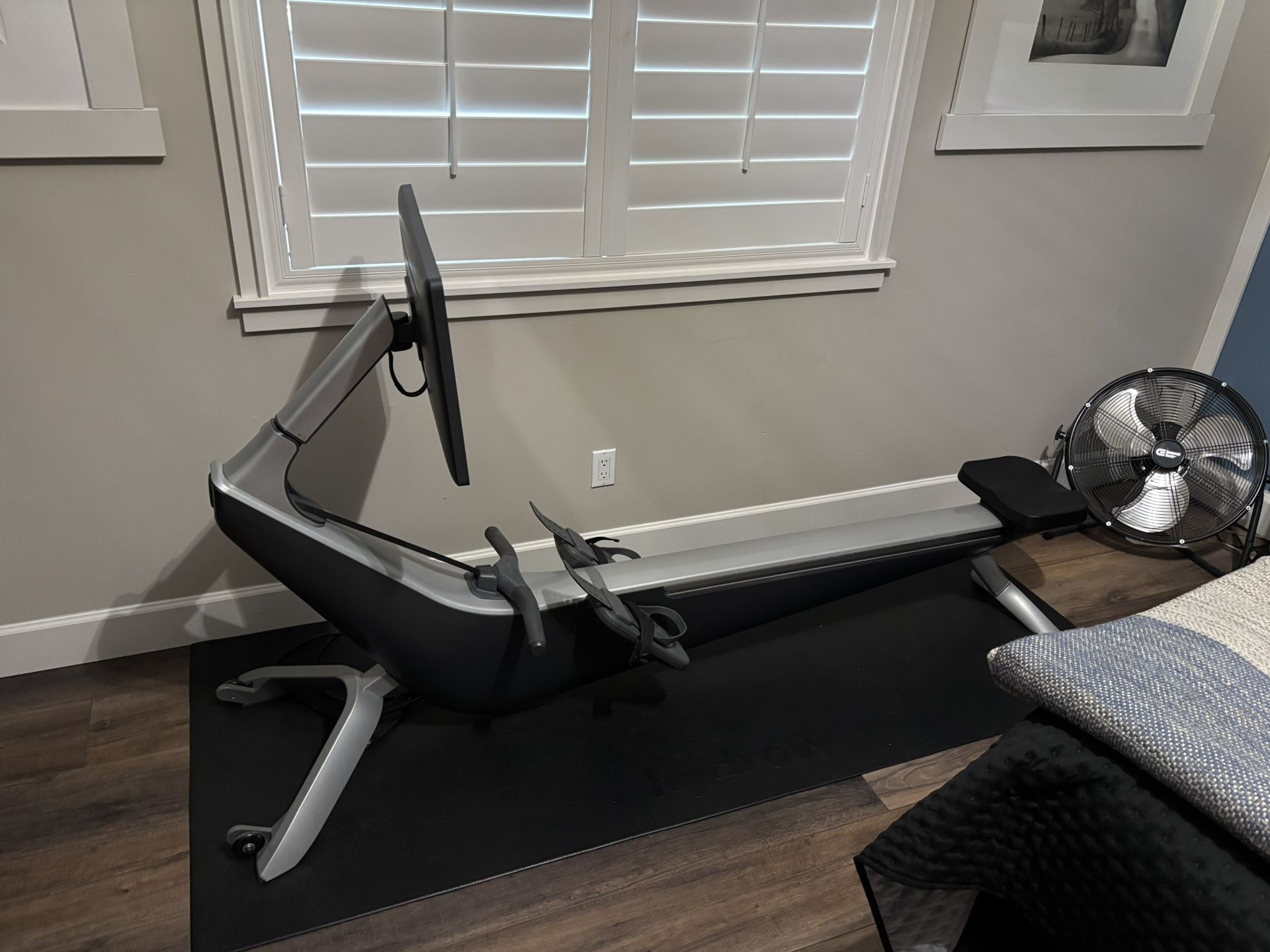 Hydrow Row machine With mat