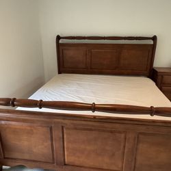 Stunning King Size 5-Piece Solid Wood Bedroom Set - Excellent Condition