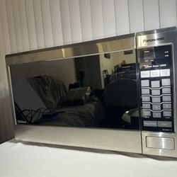 Panasonic NN-SN671S 1.2 Cu Ft 1200W  Stainless Steel Countertop Microwave. (Missing Glass turn table plate and roller ring)  In good working condition