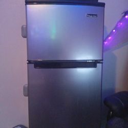 Magic Chef 5 Ft Mini Fridge 