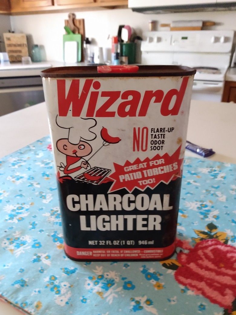 RARE vintage 1980 WIZARD Charcoal Lighter Fluid 32 OZ Handi Oiler GRAPHIC TIN