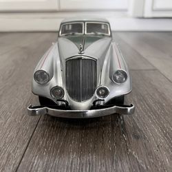 Diecast 1/18 Scale 1933 Pierce Arrow Silver  Model  by Signature Models