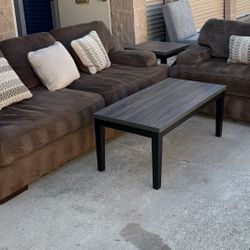 Juego De Sala De 2 Piezas Usada En Buenas Condiciones Y Juego De Mesas De 3 Piezas Todo En Perfecto Estados 