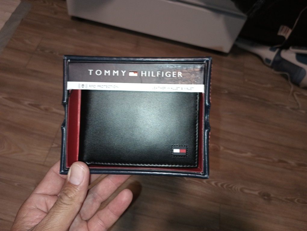 Tommy Hilfiger Leather Wallet 