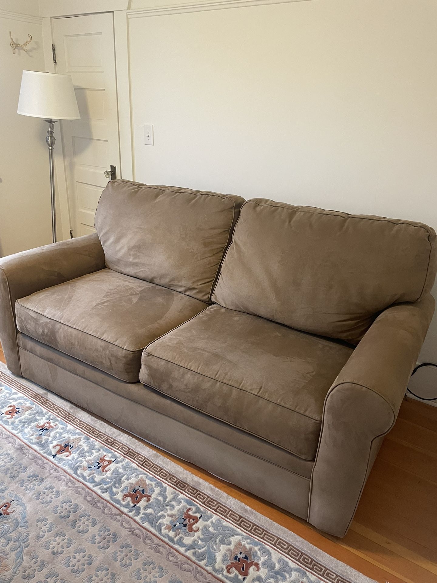 Couch w Sofa Bed Almost New