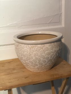 Medium wide plant pot