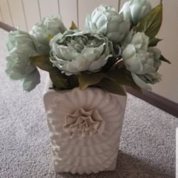 Vase/ Flowers