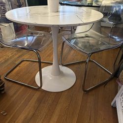 Dining Table With 2 Lucite Chairs 