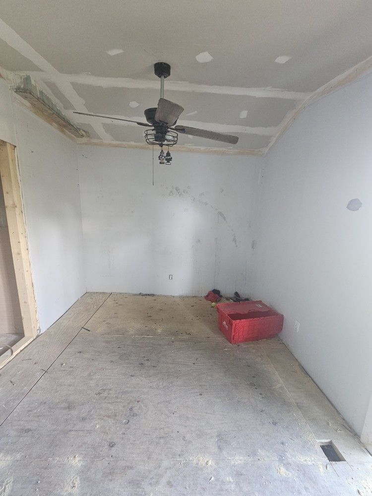 carpenter demo needed-Se necesita demostración de carpintero