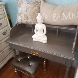 CUTE GRAY DESK AT PICKY PINCHERS 801 TURNER ST CLEARWATER OPEN TODAY 12-4 FREE DELIVERY OPEN SUNDAYS 