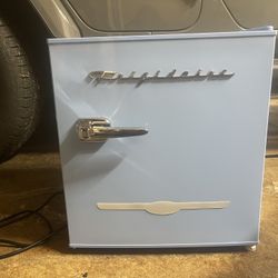 Frigidaire 1.6 Cu. Ft. Retro Mini Fridge – Blue  