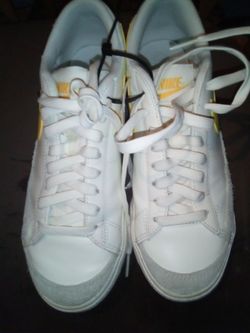Nike Low-Top Sneakers White and Yellow