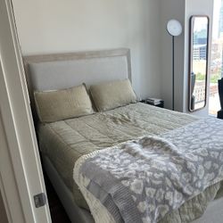 Hennington Queen Upholstered Bed (Queen bed frame only)