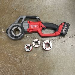 Milwaukee Fuel 2870-20 Compact Pipe Threader With Three Bits Half Inch Three-Quarter Inch 1 Inch And One XC 5.0 battery