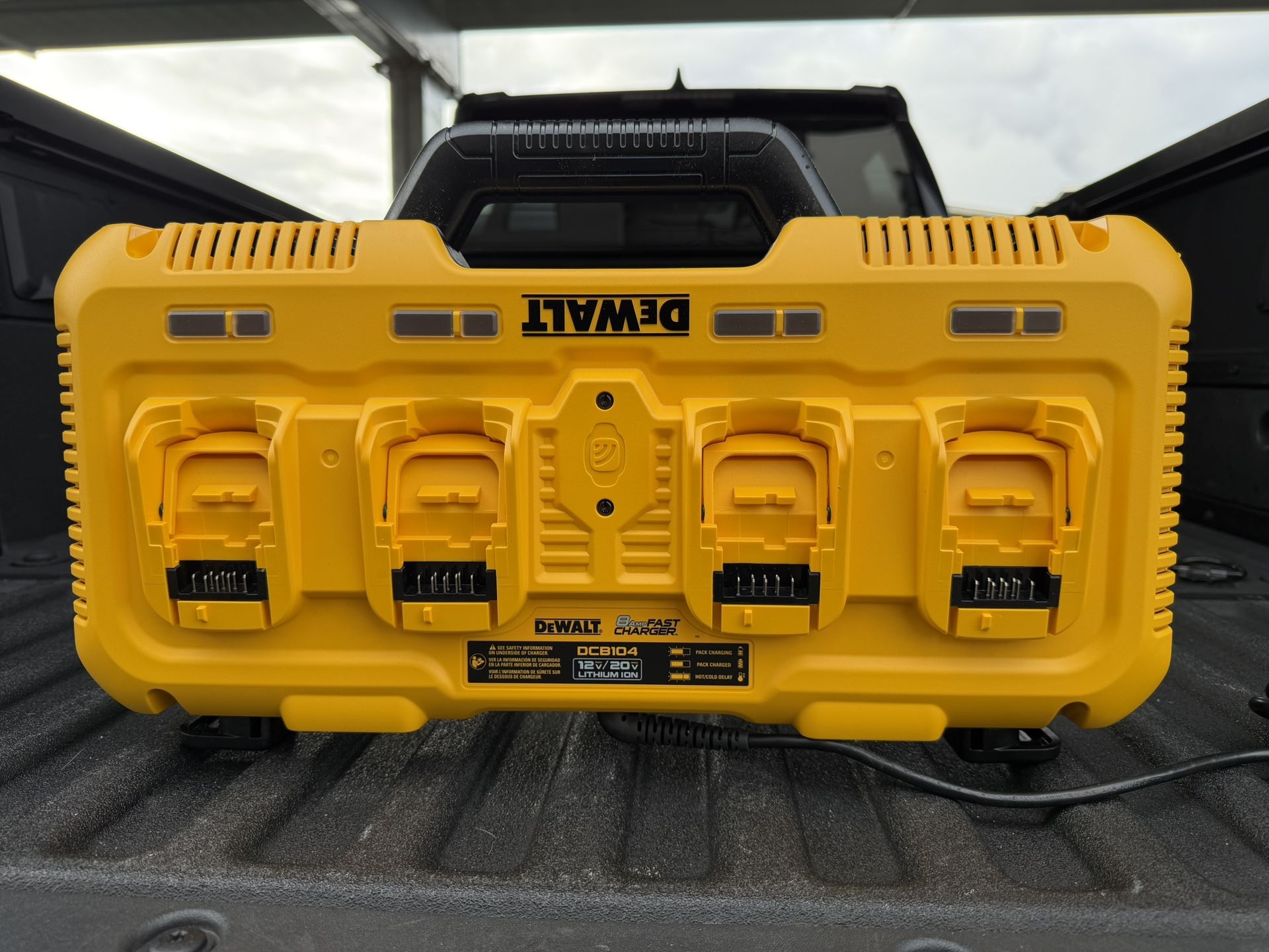 DEWALT 4-Port Fast Charger (12V/20V/60V)  Nuevo