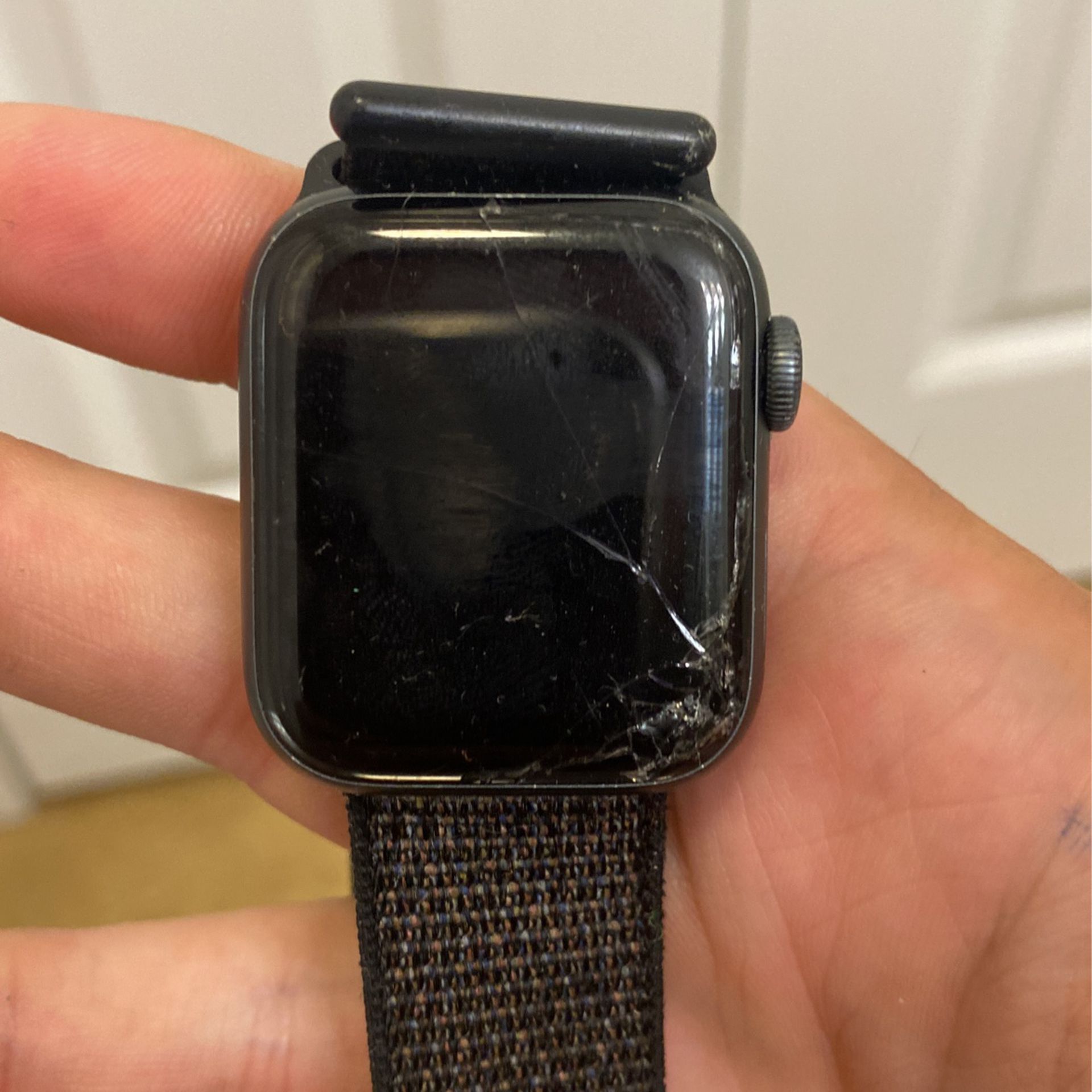 Cracked Apple Watch Series 4 40mm Black