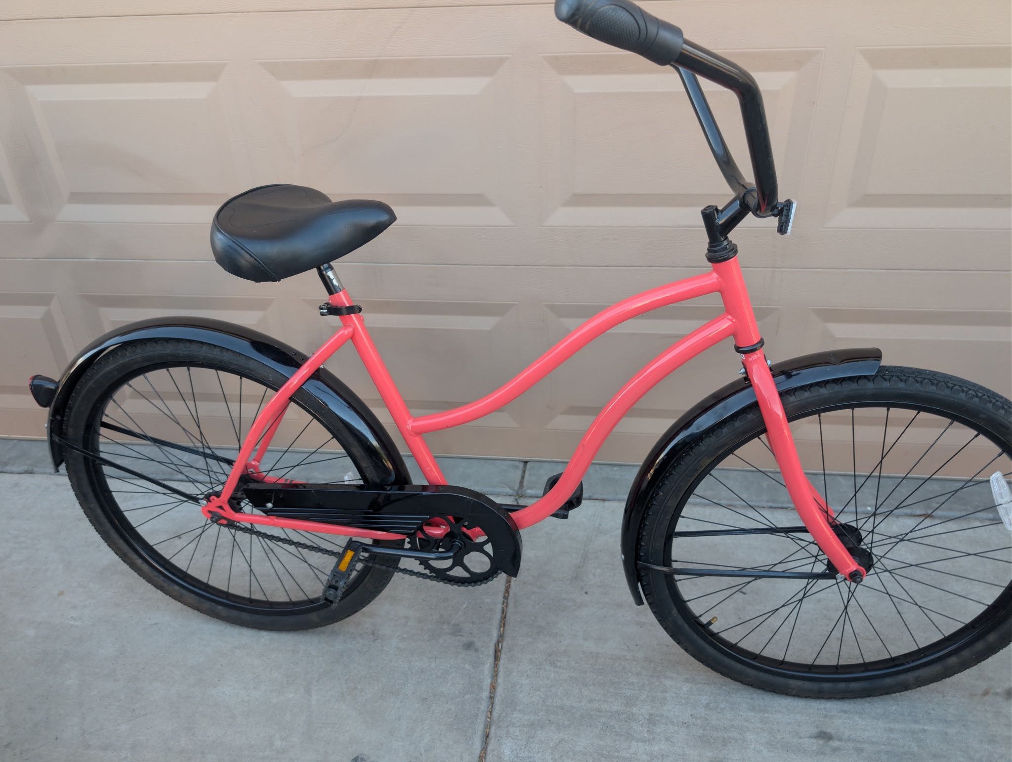 SCHWINN WOMENS BEACH CRUISER BIKE. (L) 26"x2.35. single Speed. EXCELLLENT CONDITION WITH FRESHLY TUNE UP 👌🏼