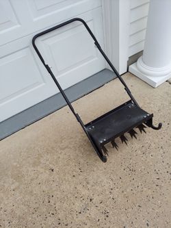 Manual aerator for the lawn