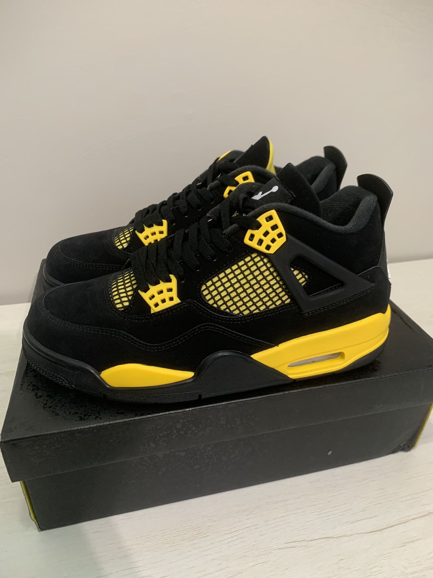 Jordan 4 Retro Yello/black Thunders Size 9