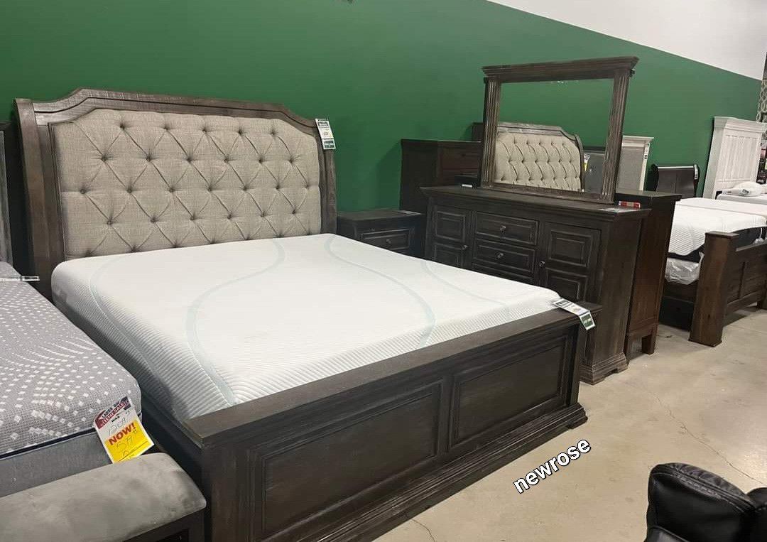 $40 Down Payment🛍 Finance🛍 
Wyndahl Rustic Brown Upholstered Panel Bedroom Set
