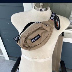Supreme waist bag brand new for Sale in Portland, OR - OfferUp