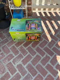 Halloween 9’ Blow Up and projectors - Make Offer