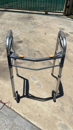 Andador tengo. Dos a $10 cada uno o 15 por los dos