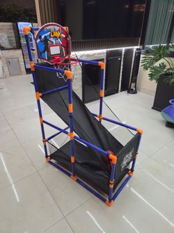Kids basketball hoop with 3 balls