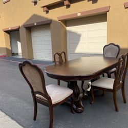 Dinning table (Delivery Available)