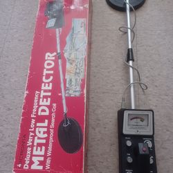 Vintage micronta metal detector model#4003, looking good but  it's turn on work and stop working reason I dont know (fair) good for repair only pick u