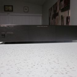 * Rotel * Top Quality Audiophile-grade Stereo Power Amplifier In Like New Condition . Superb Sounding Amplifier . Must See . 