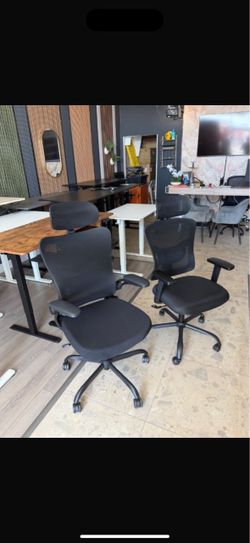 Ergonomic Office Chair with Lumbar Support and 2D Headrest Adjustable armrests, contoured seat cushion, breathable design, smooth-rolling wheels, recl