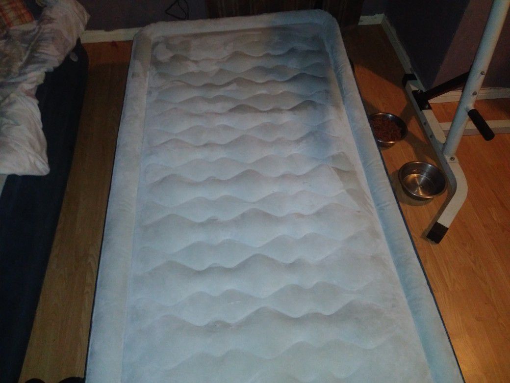 Intex twin air bed mattress