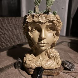 You Should See Me In A Crown 👑 (with Thorns 😏)