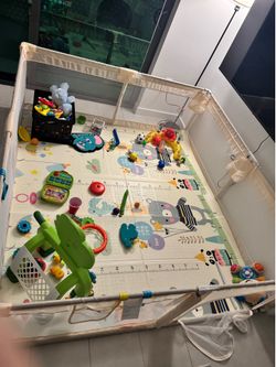 75$ Large Baby Playpen with Matching Play Mat (79" x 71") - Great Condition!