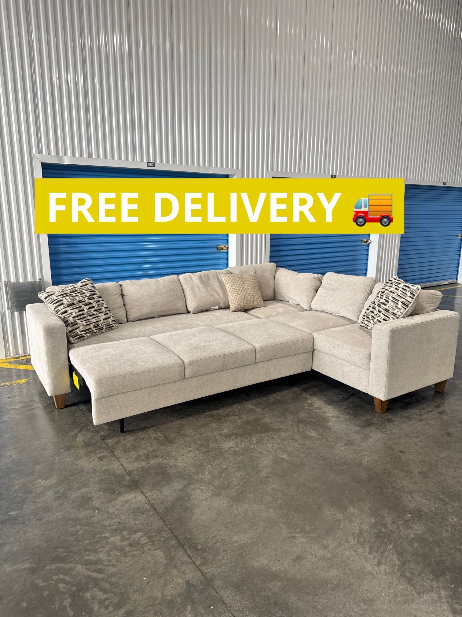 Large light Gray Sectional 🛋️ free delivery