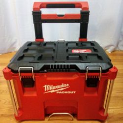 Milwaukee Rolling Packout Box