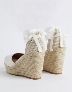 Torrid 9.5 White Wedge Shoes