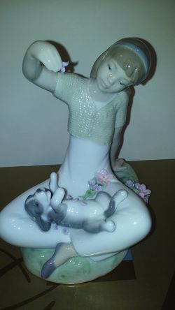 LLADRO PLAYTIME WITH PETALS
