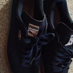 Men's Pumas  Size 9