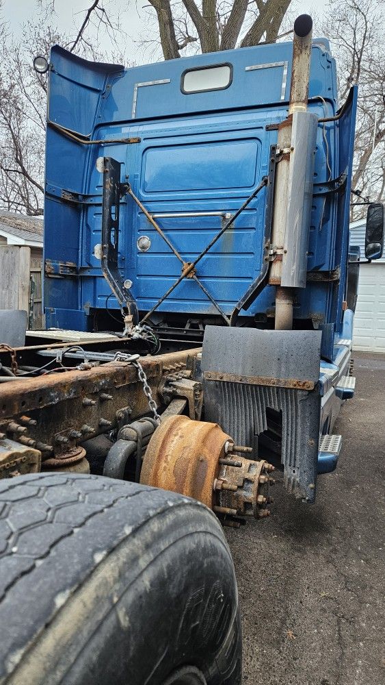 Semi truck Parts 1997 VOLVO