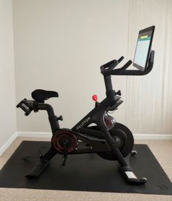 Peloton w/ swivel screen