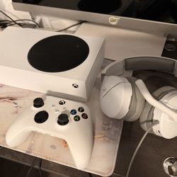 Xbox Series S, Controller And Headset Bundle